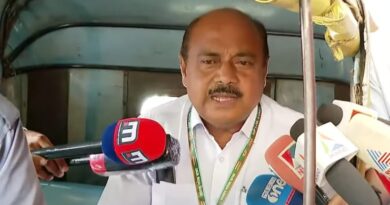 ഫ്രാൻസിസ് ജോർജ് ജനങ്ങള്ക്കുള്ള നന്ദി സൂചകമായി ഭാഗ്യ ചിഹ്നമായ ഓട്ടോയില് ആദ്യ ദിനം പാര്ലമെന്റിലേക്ക് ഫ്രാൻസിസ് ജോർജ് ജനങ്ങള്ക്കുള്ള നന്ദി സൂചകമായി ഭാഗ്യ ചിഹ്നമായ ഓട്ടോയില് ആദ്യ ദിനം പാര്ലമെന്റിലേക്ക്