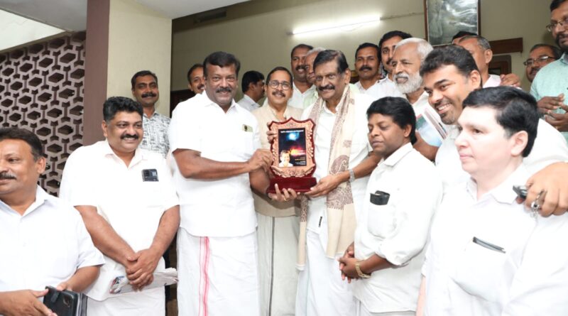 പ്രതീകാത്മക പൂർണ്ണചന്ദ്രരൂപംപി.ജെ.ജോസഫിന്നൽകി ആദരിച്ചു.