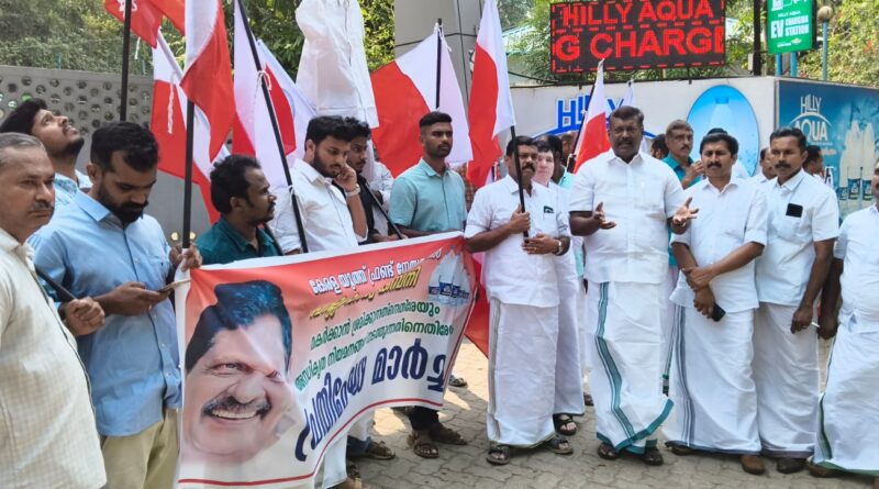 ഹില്ലി അക്വ: മന്ത്രി റോഷിയുടെ കോലം കത്തിച്ച് പ്രതിഷേധം.