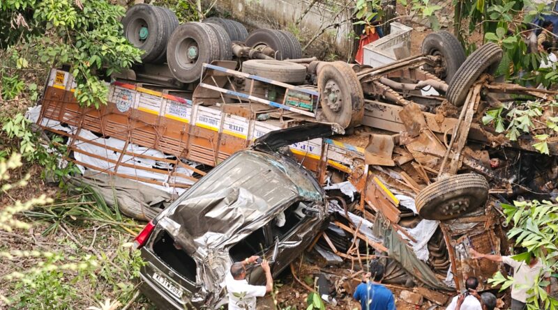അപകടങ്ങളുടെ തുടർക്കഥയായ കരിങ്കുന്നം നെല്ലാപ്പാറ കുരിശുപള്ളി വളവിൽ വീണ്ടും വൻ വാഹനാപകടം